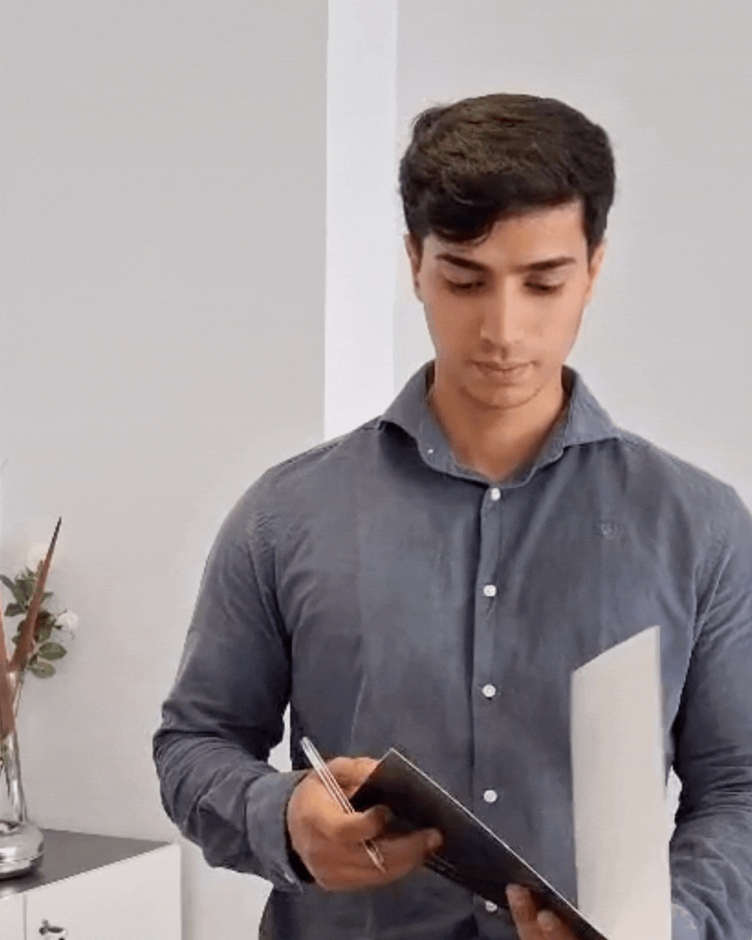 Asesor inmobiliario revisando documentos de compraventa en Conil