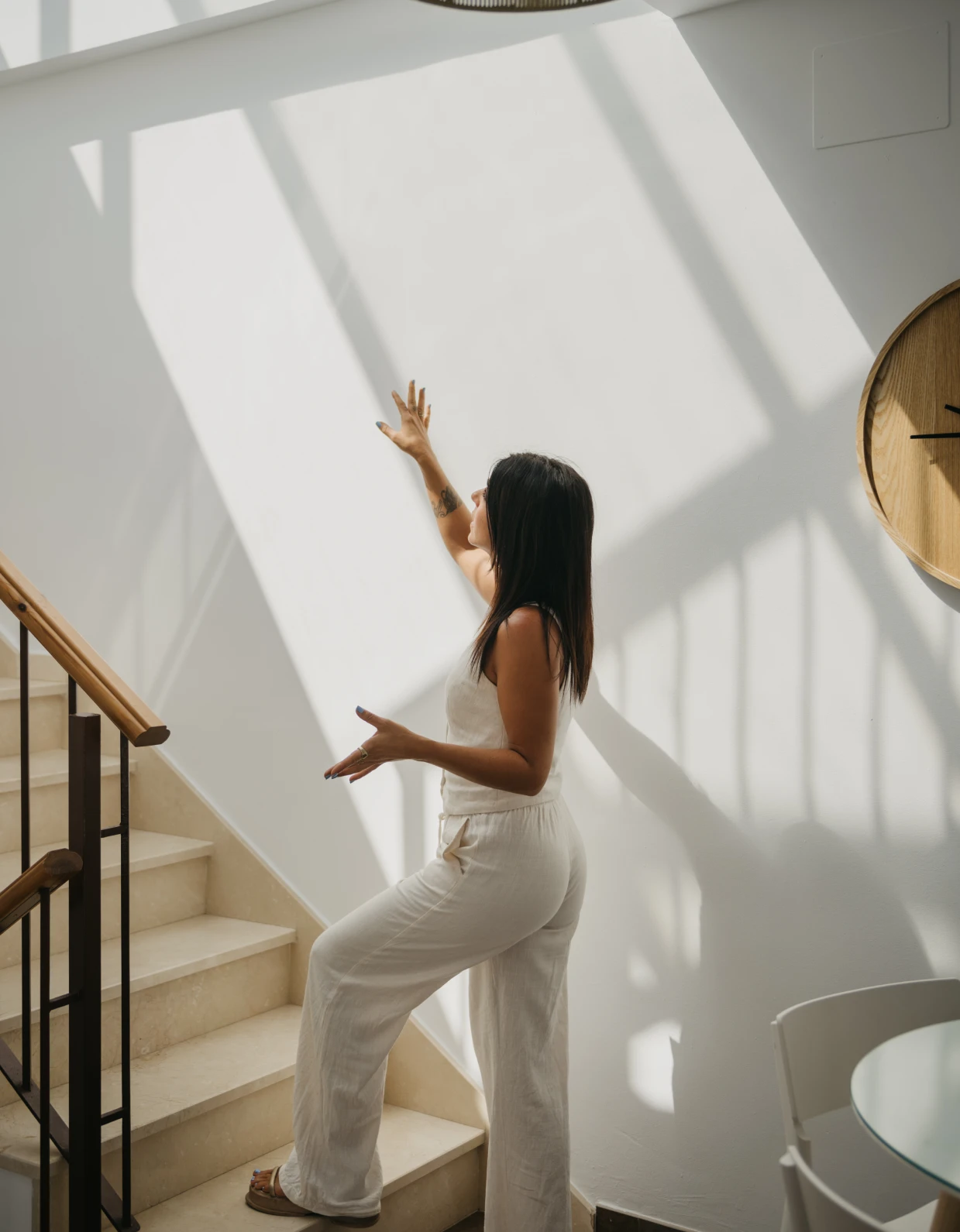 Asesora zeigt ihr Haus in Conil de la Frontera